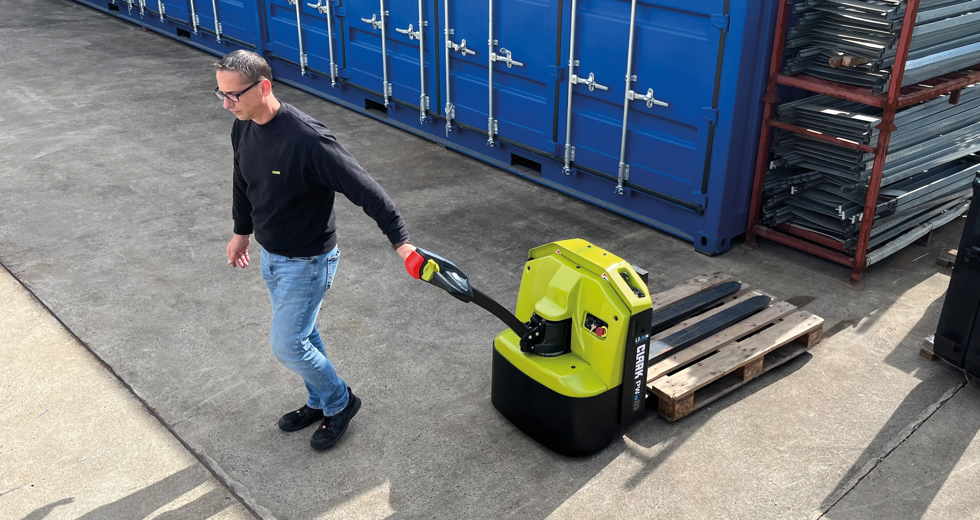 Transpaleteira Clark PWio20 com plataforma fixa para operação em centros de distribuição