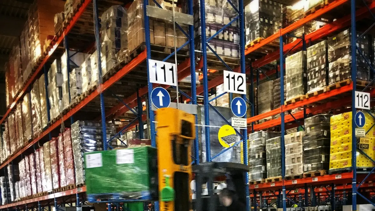 Empilhadeira retrátil movimentando palete em corredor estreito entre racks altos de galpão