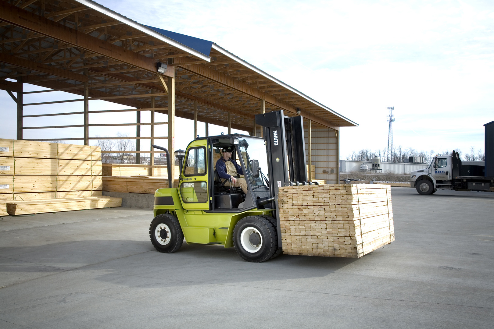 Clark C75 transmissao automatica — operador confortavel em turno duplo