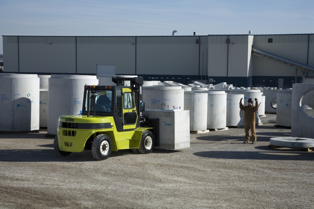 Clark C-Series em operacao em armazem — Diesel 6-8T