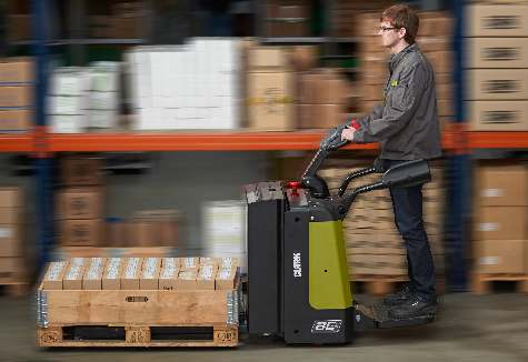 Clark PPXs20 em operacao em armazem — percurso longo, rider eletrica