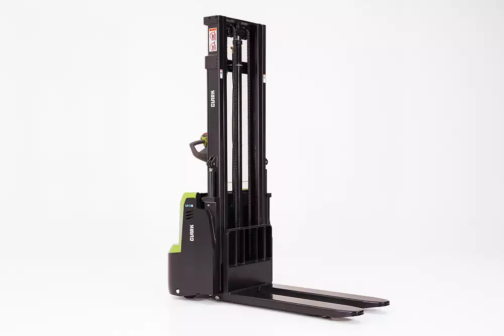 Clark PSX16 em operacao em armazem — motor AC walkie stacker