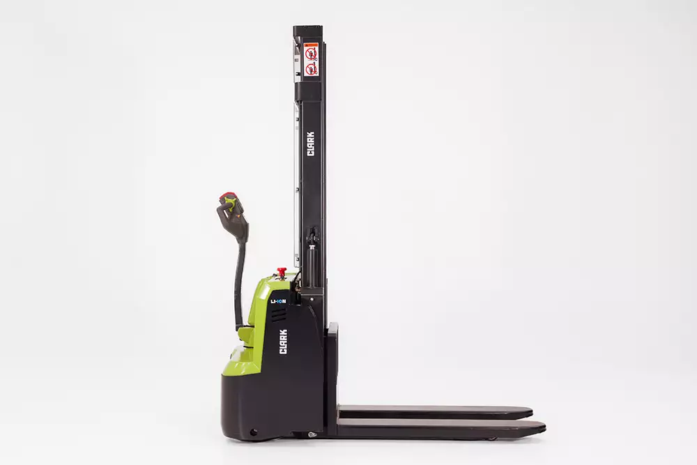 Clark PSX16 em corredor estreito — levantamento livre 900 mm