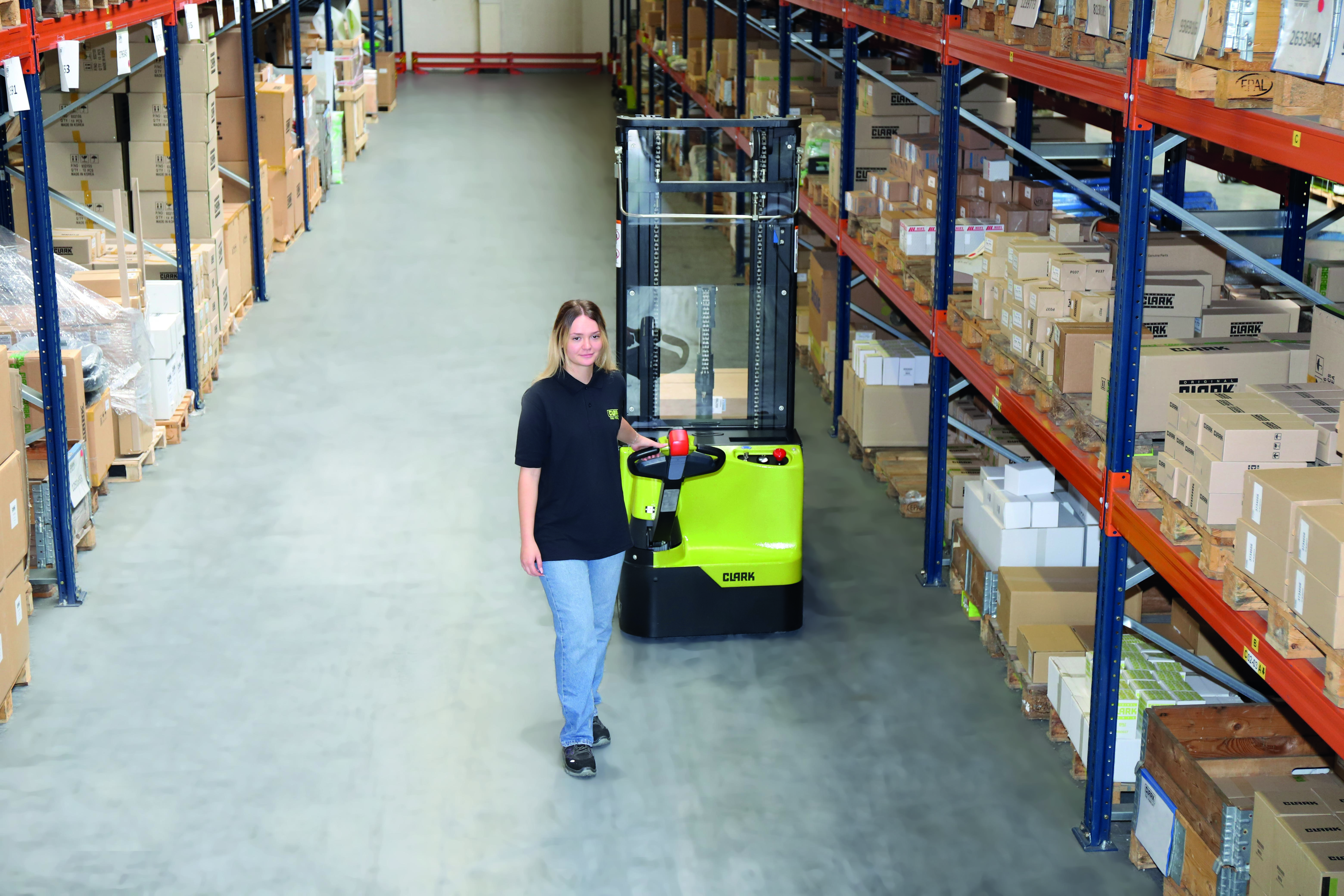 Clark S-Series em operacao em armazem — GLP cushion