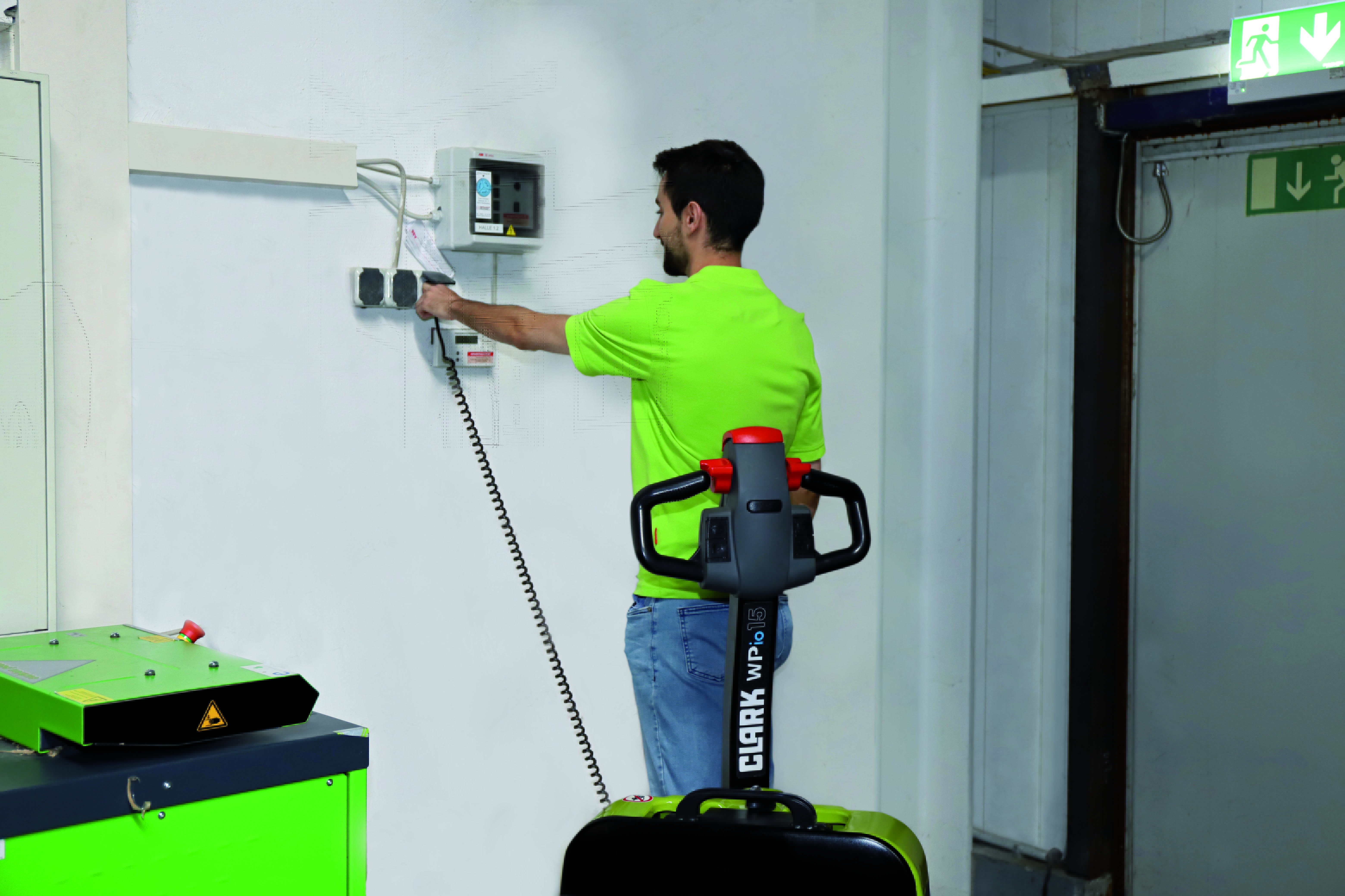 Clark WPio15 paleteira eletrica em operacao com garfos elevados
