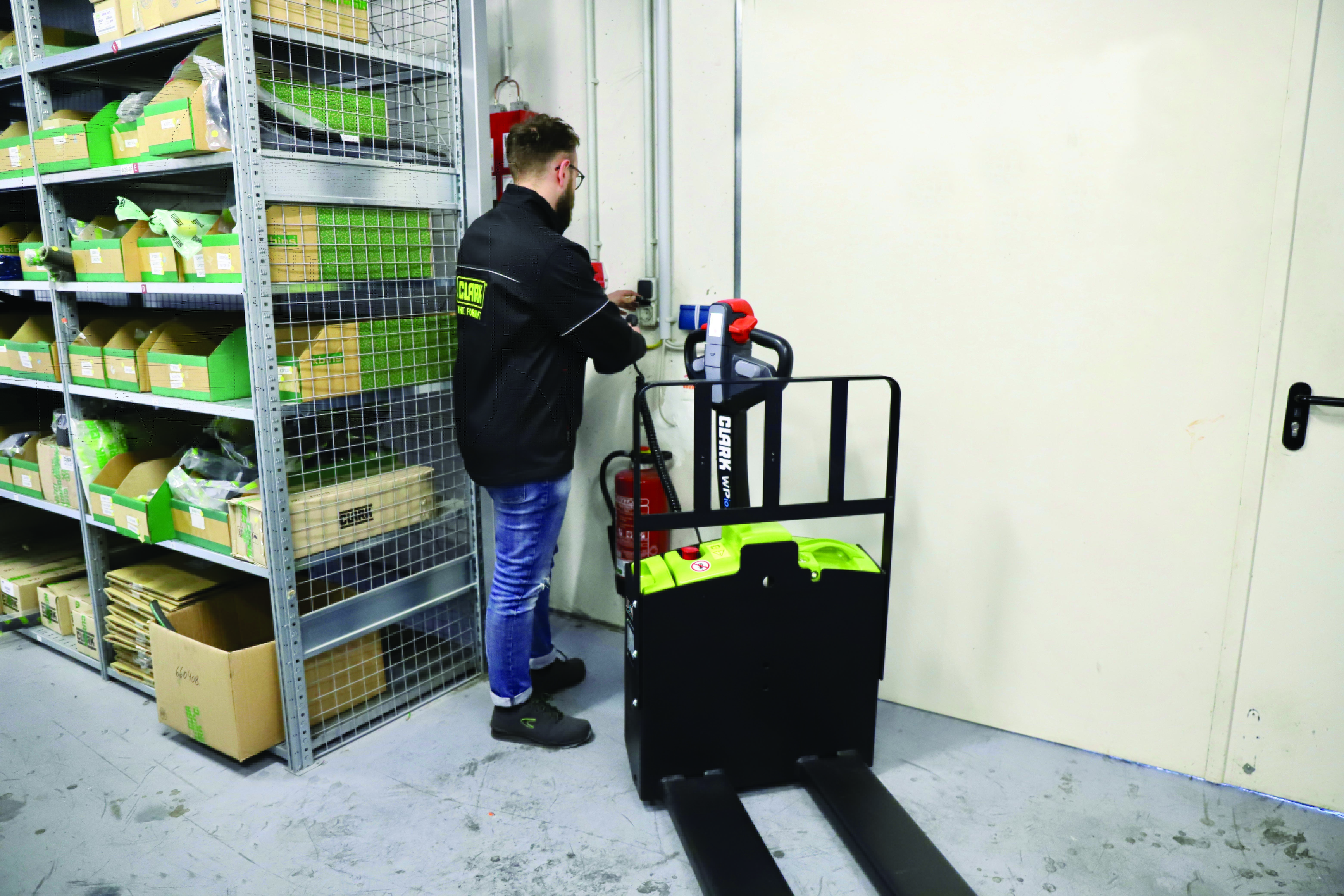 Clark S-Series em operacao em armazem — GLP cushion